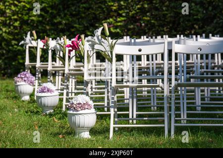 Splendido ambiente per matrimoni. Vista di un luogo per matrimoni con posti a sedere vuoti e fiori Foto Stock