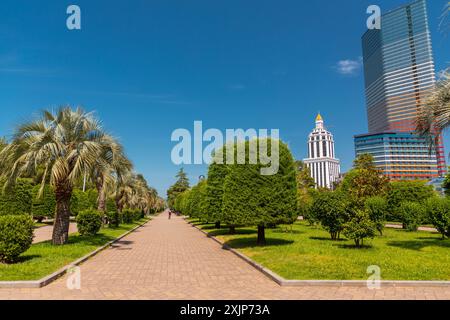 Batumi, Georgia - 14 GIUGNO 2024: Vista dal lungomare della costa di Batumi, lungo il Mar Nero. Foto Stock