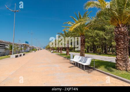 Batumi, Georgia - 14 GIUGNO 2024: Vista dal lungomare della costa di Batumi, lungo il Mar Nero. Foto Stock