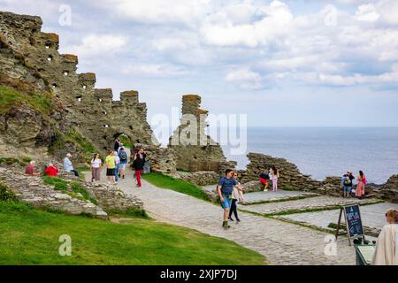 Tour delle rovine del castello di Tintagel, dei turisti e dei visitatori dell'isola di Tintagel e visita le rovine del castello, Cornovaglia, Inghilterra, Regno Unito, 2023 Foto Stock