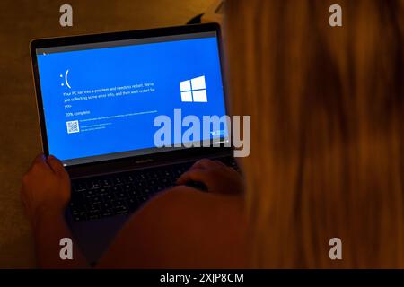 Zagabria, Croazia. 19 luglio 2024. Foto scattata il 19 luglio 2024. A Zagabria, la Croazia mostra una schermata di errore blu, nota anche come "schermata blu della morte" (BSOD) sullo schermo di un laptop. Milioni di utenti Windows in tutto il mondo hanno sperimentato oggi l'errore Blue Screen of Death (BSOD) che ha causato lo spegnimento o il riavvio improvviso del sistema. Foto: Igor Kralj/PIXSELL credito: Pixsell/Alamy Live News Foto Stock