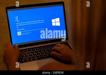 Zagabria, Croazia. 19 luglio 2024. Foto scattata il 19 luglio 2024. A Zagabria, la Croazia mostra una schermata di errore blu, nota anche come "schermata blu della morte" (BSOD) sullo schermo di un laptop. Milioni di utenti Windows in tutto il mondo hanno sperimentato oggi l'errore Blue Screen of Death (BSOD) che ha causato lo spegnimento o il riavvio improvviso del sistema. Foto: Igor Kralj/PIXSELL credito: Pixsell/Alamy Live News Foto Stock