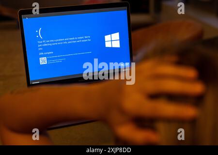 Zagabria, Croazia. 19 luglio 2024. Foto scattata il 19 luglio 2024. A Zagabria, la Croazia mostra una schermata di errore blu, nota anche come "schermata blu della morte" (BSOD) sullo schermo di un laptop. Milioni di utenti Windows in tutto il mondo hanno sperimentato oggi l'errore Blue Screen of Death (BSOD) che ha causato lo spegnimento o il riavvio improvviso del sistema. Foto: Igor Kralj/PIXSELL credito: Pixsell/Alamy Live News Foto Stock
