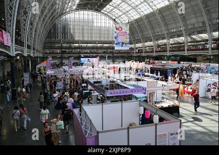 Preparati per un indimenticabile viaggio di tre giorni, dove ogni angolo del Giappone prende vita nel cuore di Londra! Dai manga agli anime, alla musica dal vivo, alla moda, al cibo di strada, ai giochi e alla tecnologia, questa festa coinvolgente presenta le ultime novità e le migliori direttamente dal Giappone. Vivi un'atmosfera matsuri e condividi la tua passione per il tuo aspetto preferito della cultura giapponese. Ad Olympia dal 19 al 21 luglio il mondo della cultura, del pop e della tradizione giapponese è la più grande celebrazione dell'anno! Foto Stock