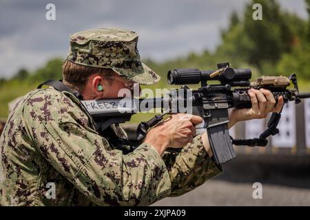 CAMDEN, VIRGINIA. - I guardiamarina dell'Accademia navale degli Stati Uniti (USNA) partecipano a un'evoluzione del fuoco vivo condotta dall'Explosive Ordnance Disposal Mobile Unit (EODMU) 2 presso l'Academi Training Center, 9 luglio 2024. Explosive Ordnance Disposal Group 2 ospita questo evento annuale per identificare potenziali candidati EOD Officer provenienti da USNA prima del loro ultimo anno. (Foto della Marina degli Stati Uniti dello specialista delle comunicazioni di massa di seconda classe Jackson Adkins) Foto Stock