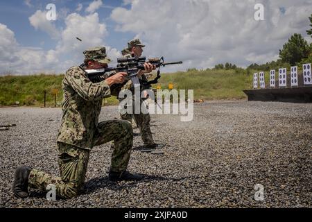CAMDEN, VIRGINIA. - I guardiamarina dell'Accademia navale degli Stati Uniti (USNA) partecipano a un'evoluzione del fuoco vivo condotta dall'Explosive Ordnance Disposal Mobile Unit (EODMU) 2 presso l'Academi Training Center, 9 luglio 2024. Explosive Ordnance Disposal Group 2 ospita questo evento annuale per identificare potenziali candidati EOD Officer provenienti da USNA prima del loro ultimo anno. (Foto della Marina degli Stati Uniti dello specialista delle comunicazioni di massa di seconda classe Jackson Adkins) Foto Stock