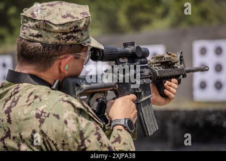 CAMDEN, VIRGINIA. - I guardiamarina dell'Accademia navale degli Stati Uniti (USNA) partecipano a un'evoluzione del fuoco vivo condotta dall'Explosive Ordnance Disposal Mobile Unit (EODMU) 2 presso l'Academi Training Center, 9 luglio 2024. Explosive Ordnance Disposal Group 2 ospita questo evento annuale per identificare potenziali candidati EOD Officer provenienti da USNA prima del loro ultimo anno. (Foto della Marina degli Stati Uniti dello specialista delle comunicazioni di massa di seconda classe Jackson Adkins) Foto Stock