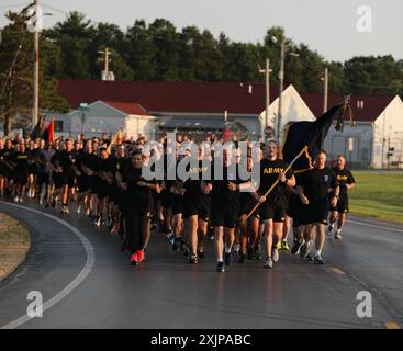 FORT MCCOY, WISCONSIN, STATI UNITI -- soldati dell'esercito americano, partecipano a una corsa di gruppo, a Fort McCoy, Wisconsin, 19 luglio 2024. Prima di una cerimonia di cambio di comando è stata condotta una corsa divertente. (Foto della U.S. Army Reserve del sergente Caroline Sauder) Foto Stock