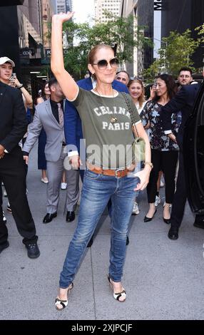 Celine Dion indossa una T-Shirt 'Celine' a New York City, Stati Uniti con: Celine Dion dove: NYC, New York, Stati Uniti quando: 18 giu 2024 Credit: Patricia Schlein/WENN Foto Stock