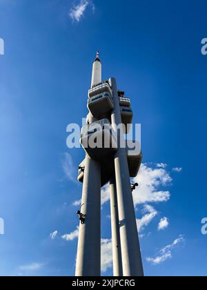 Praga, repubblica Ceca - 12 luglio 2021. Dominante di Praga - Torre Zizkov con statue di bambini sul cielo blu in estate Foto Stock