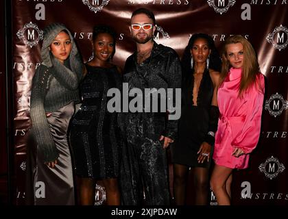 Phoebe Htike alias PHE, Elizabeth Adeyemi alias Funmige, Anthony Hughes, Patrice Richards alias Tricey R e Alexa Pol partecipano all'Alan Endfield's Summer Party alla Mistress of Mayfair di Mayfair, Londra. Foto Stock