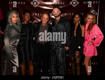 Phoebe Htike alias PHE, Elizabeth Adeyemi alias Funmige, Alan Endfield, Anthony Hughes, Patrice Richards alias Tricey R e Alexa Pol partecipano all'Alan Endfield's Summer Party alla Mistress of Mayfair di Mayfair, Londra. Foto Stock