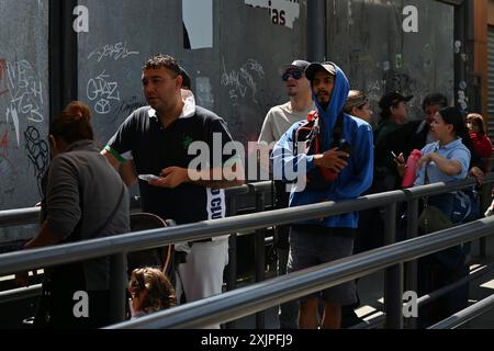 Tijuana, bassa California, Messico. 19 luglio 2024. I pedoni in attesa di attraversare gli Stati Uniti impiegarono dalle quattro alle otto ore per avanzare al valico di frontiera del porto di entrata di San Ysidro a Tijuana, Messico, venerdì 19 luglio 2024. Un aggiornamento software di sicurezza informatica della società CrowdStrike Holdings Inc. Si è schiantato su innumerevoli sistemi informatici Microsoft Windows a livello globale e ha influenzato l'app CBP One utilizzata dalle persone che attraversano il confine tra Stati Uniti e Messico. (Credit Image: © Carlos A. Moreno/ZUMA Press Wire) SOLO PER USO EDITORIALE! Non per USO commerciale! Foto Stock