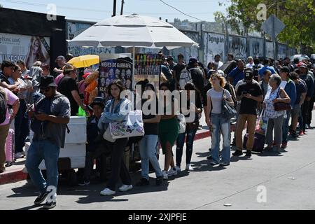 Tijuana, bassa California, Messico. 19 luglio 2024. I pedoni in attesa di attraversare gli Stati Uniti impiegarono dalle quattro alle otto ore per avanzare al valico di frontiera del porto di entrata di San Ysidro a Tijuana, Messico, venerdì 19 luglio 2024. Un aggiornamento software di sicurezza informatica della società CrowdStrike Holdings Inc. Si è schiantato su innumerevoli sistemi informatici Microsoft Windows a livello globale e ha influenzato l'app CBP One utilizzata dalle persone che attraversano il confine tra Stati Uniti e Messico. (Credit Image: © Carlos A. Moreno/ZUMA Press Wire) SOLO PER USO EDITORIALE! Non per USO commerciale! Foto Stock