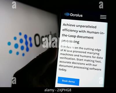Stoccarda, Germania, 06-18-2023: Persona che detiene il cellulare con pagina web della società statunitense di automazione dei documenti Ocrolus Inc. Sullo schermo davanti al logo. Foto Stock