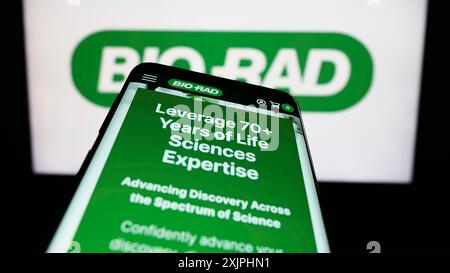 Stoccarda, Germania, 06-24-2023: Smartphone con pagina web della società statunitense Bio-Rad Laboratories Inc. Sullo schermo davanti al logo aziendale. Concentrati su Foto Stock