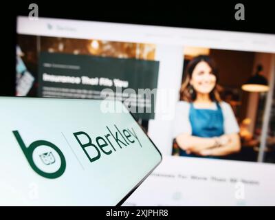 Stoccarda, Germania, 06-24-2023: Cellulare con logo della compagnia assicurativa americana W.R. Berkley Corporation sullo schermo davanti al sito web. Concentrati su Foto Stock