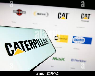 Stoccarda, Germania, 06-25-2023: Smartphone con logo della società americana di attrezzature pesanti Caterpillar Inc. Sullo schermo davanti al sito Web. Concentrati su Foto Stock