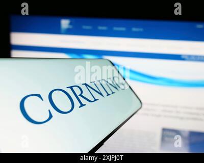 Stoccarda, Germania, 06-25-2023: Smartphone con logo della società tecnologica americana Corning incorporato sullo schermo davanti al sito Web. Concentrati su Foto Stock