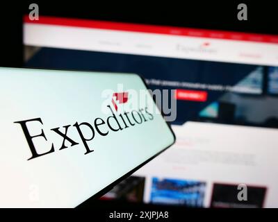 Stoccarda, Germania, 07-01-2023: Smartphone con logo di Expeditors International of Washington Inc. Sullo schermo davanti al sito Web. Concentrati su Foto Stock