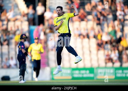 Southampton, Regno Unito. 19 luglio 2024. Chris Wood degli Hampshire Hawks celebra il wicket di /e27/ durante il Vitality Blast match tra Hampshire Hawks e Essex all'Utilita Bowl. Crediti: Dave Vokes/Alamy Live News Foto Stock