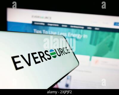 Stoccarda, Germania, 07-01-2023: Cellulare con logo della società americana Eversource Energy sullo schermo davanti al sito web. Concentrati su Foto Stock
