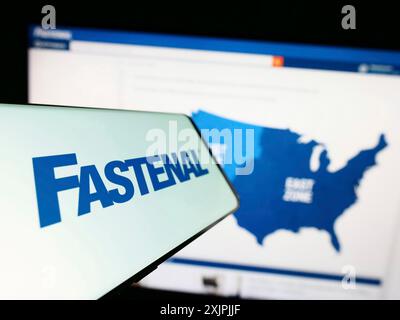 Stoccarda, Germania, 07-01-2023: Cellulare con logo dell'azienda americana di distribuzione Fastenal Company sullo schermo davanti al sito web. Concentrati su Foto Stock