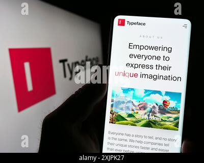 Stoccarda, Germania, 07-08-2023: Persona che detiene un cellulare con sito web della società statunitense di intelligenza artificiale Typeface Inc. Su schermo con logo. Concentrati Foto Stock