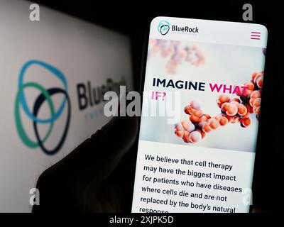 Stoccarda, Germania, 07-08-2023: Persona che detiene lo smartphone con sito web della società di biotecnologie statunitense BlueRock Therapeutics LP su schermo con logo. Foto Stock