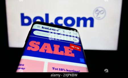 Stoccarda, Germania, 07-11-2023: Telefono cellulare con sito web della società olandese di e-commerce bol.com B.V. sullo schermo davanti al logo aziendale. Concentrati su Foto Stock