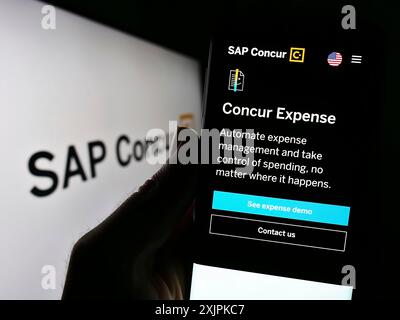 Stoccarda, Germania, 07-11-2023: Persona che detiene un cellulare con sito web del software di gestione delle spese SAP Concur sullo schermo davanti al logo. Concentrati su Foto Stock