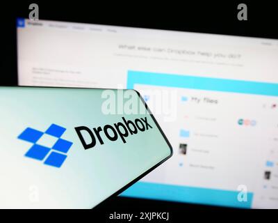 Stoccarda, Germania, 07-11-2023: Smartphone con logo della società americana di hosting di file Dropbox Inc. Sullo schermo davanti al sito Web. Concentrati su Foto Stock