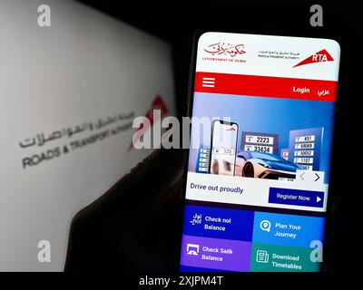 Stoccarda, Germania, 07-24-2023: Persona che detiene un cellulare con il sito web della Emirati Roads and Transport Authority (RTA) sullo schermo davanti al logo. Foto Stock