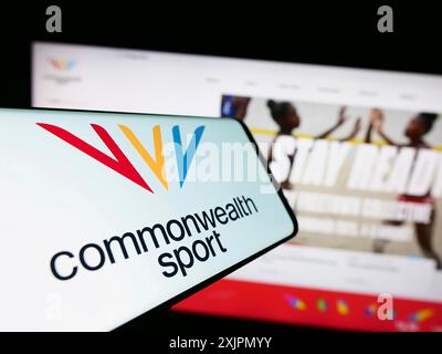 Stoccarda, Germania, 07-30-2023: Telefono cellulare con logo dell'organizzazione Commonwealth Games Federation (CGF) sullo schermo davanti al sito web. Concentrati su Foto Stock