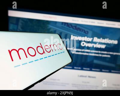 Stoccarda, Germania, 08-05-2023: Telefono cellulare con logo della società farmaceutica americana moderna Inc. Sullo schermo davanti al sito web. Concentrati su Foto Stock