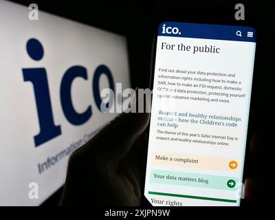 Stoccarda, Germania, 08-05-2023: Persona che detiene il cellulare con il sito web dell'Ufficio britannico dell'informazione (ICO) sullo schermo con il logo. Concentrati Foto Stock