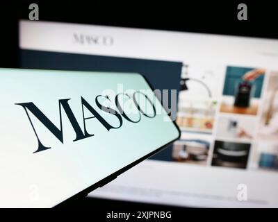 Stoccarda, Germania, 08-04-2023: Telefono cellulare con logo della società americana di miglioramento della casa Masco Corporation sullo schermo davanti al sito web. Concentrati su Foto Stock