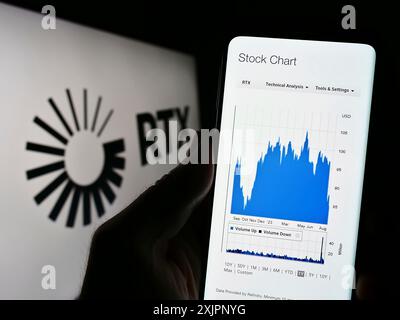 Stoccarda, Germania, 08-06-2023: Persona che detiene il cellulare con il sito web della società statunitense di aerospaziale e difesa RTX Corporation sullo schermo con il logo. Concentrati Foto Stock