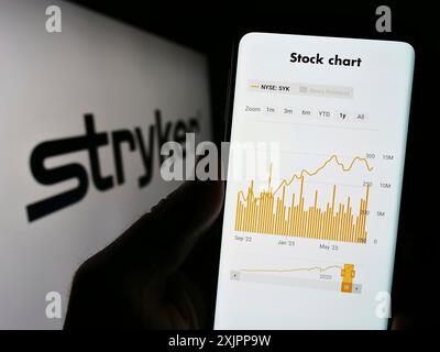 Stoccarda, Germania, 08-09-2023: Persona che tiene il cellulare con pagina web della società statunitense di tecnologia medica Stryker Corporation sullo schermo con logo. Concentrati Foto Stock