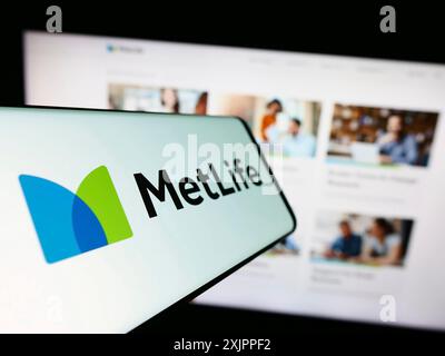 Stoccarda, Germania, 08-13-2023: Cellulare con logo della compagnia assicurativa americana MetLife Inc. Sullo schermo di fronte al sito Web aziendale. Concentrati su Foto Stock