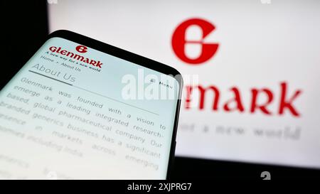 Stoccarda, Germania, 08-25-2023: Smartphone con sito web dell'azienda indiana Glenmark Pharmaceuticals Limited sullo schermo davanti al logo. Concentrati su Foto Stock