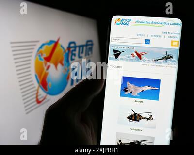 Stoccarda, Germania, 08-25-2023: Persona che detiene uno smartphone con pagina web della società Hindustan Aeronautics Limited (HAL) sullo schermo con logo. Concentrati su Foto Stock