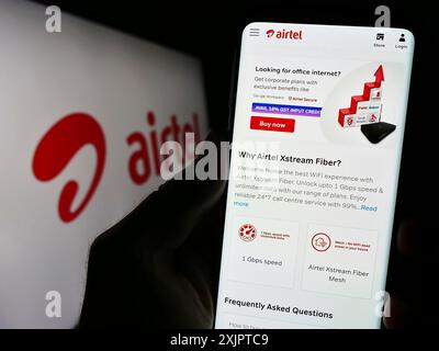 Stoccarda, Germania, 09-08-2023: Persona che detiene un cellulare con sito web della società di telecomunicazioni Bharti Airtel Limited su schermo con logo. Concentrati Foto Stock