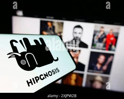 Stoccarda, Germania, 09-18-2023: Cellulare con logo della società di investimento Hipgnosis Songs Fund Limited sullo schermo davanti al sito web. Concentrati su Foto Stock