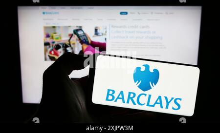 Stoccarda, Germania, 09-18-2023: Persona con smartphone con logo della banca universale britannica Barclays plc sullo schermo davanti al sito web. Concentrati su Foto Stock