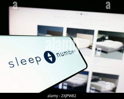 Stoccarda, Germania, 09-20-2023: Cellulare con logo della compagnia americana Sleep Number Corporation sullo schermo davanti al sito web. Concentrati su Foto Stock