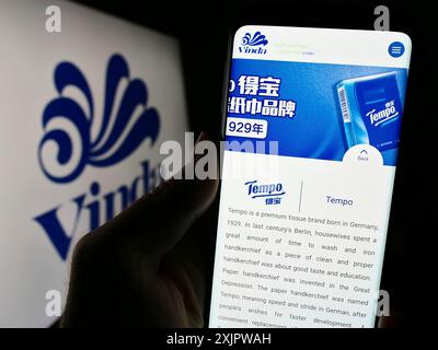 Stoccarda, Germania, 09-21-2023: Persona che detiene uno smartphone con sito web della società Vinda International Holdings Limited sullo schermo con logo. Concentrati su Foto Stock