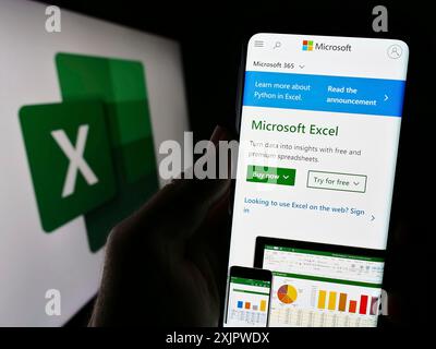 Stoccarda, Germania, 09-21-2023: Persona che tiene il cellulare con il sito Web dell'editor di fogli di calcolo Microsoft Excel sullo schermo davanti al logo. Concentrati su Foto Stock