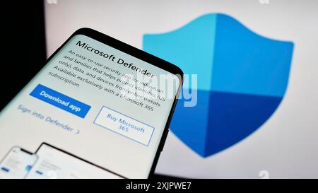 Stoccarda, Germania, 09-21-2023: Smartphone con sito Web del software di sicurezza Microsoft Defender Antivirus sullo schermo davanti al logo. Concentrati su Foto Stock