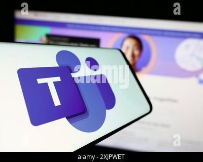 Stoccarda, Germania, 09-21-2023: Cellulare con logo della piattaforma di comunicazione aziendale Microsoft Teams sullo schermo davanti al sito Web. Concentrati su Foto Stock